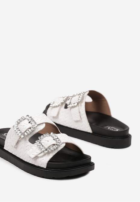 Białe Klapki na Niskiej Platformie z Dwiema Klamerkami i Cyrkoniami Asetia