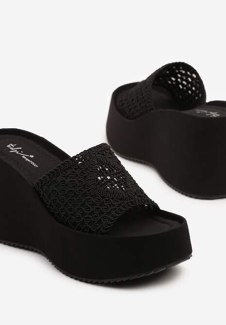 Czarne Klapki na Koturnie z Szydełkową Cholewką o Ażurowym Splocie Solnna