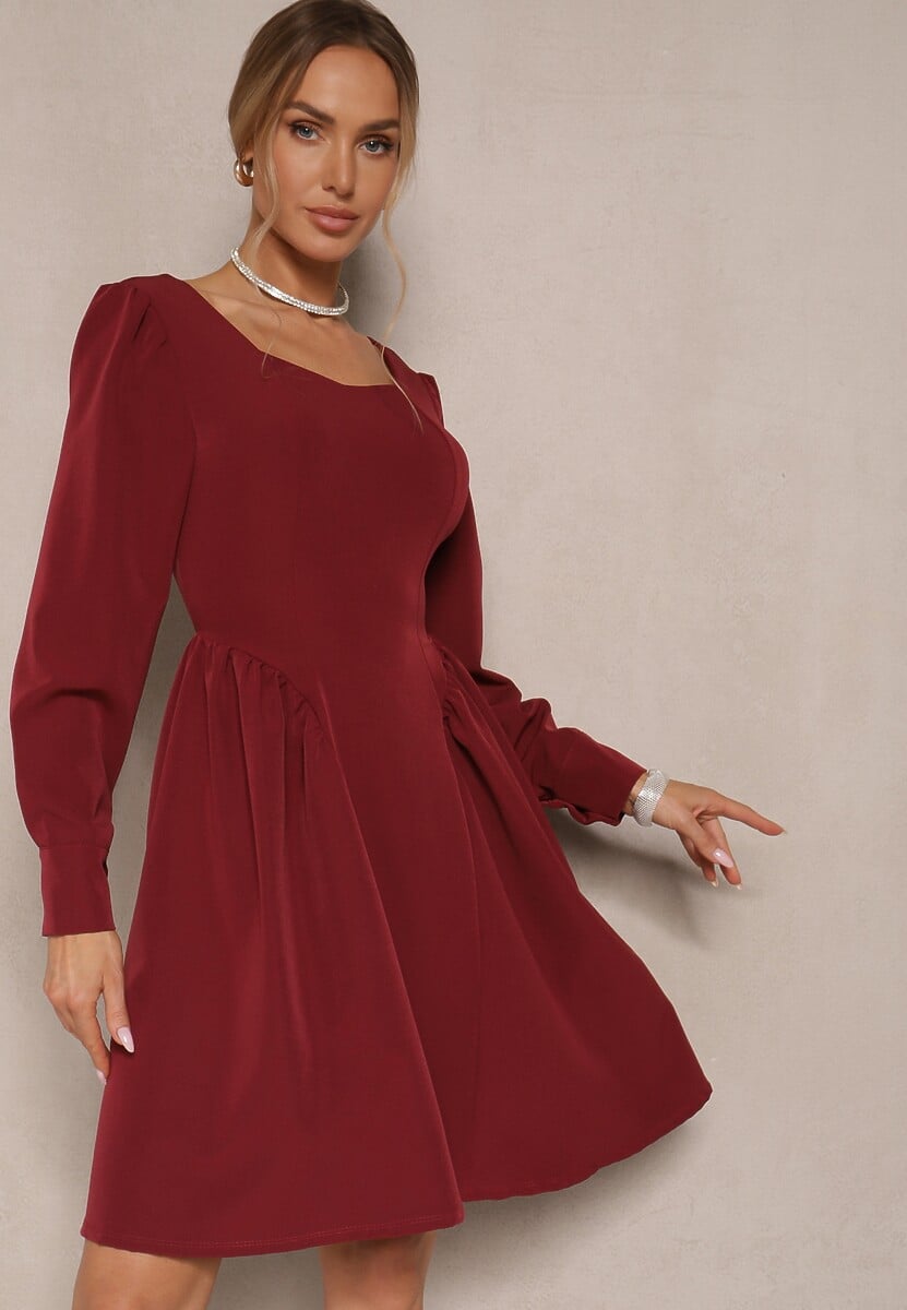 Bordowa Sukienka o Rozkloszowanym Kroju Ozdobiona Kwadratowym Dekoltem Katirva