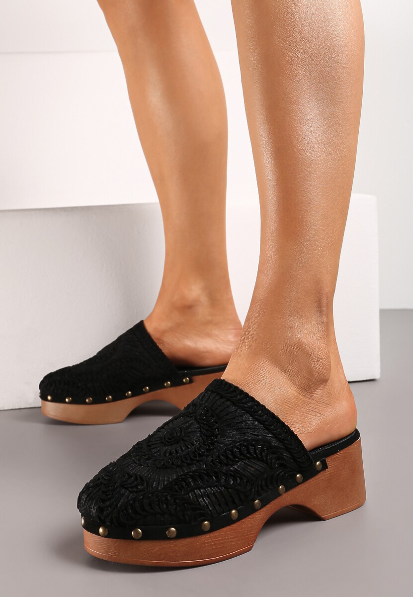 Czarne Klapki Chodaki Ozdobione Plecionką i Nitami na Grubej Podeszwie Riorella