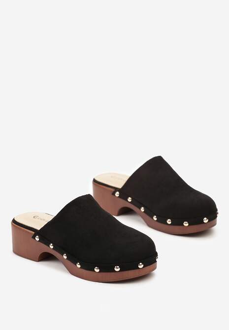 Czarne Klapki Typu Drewniaki z Nitami i Płaskim Obcasem Nerai