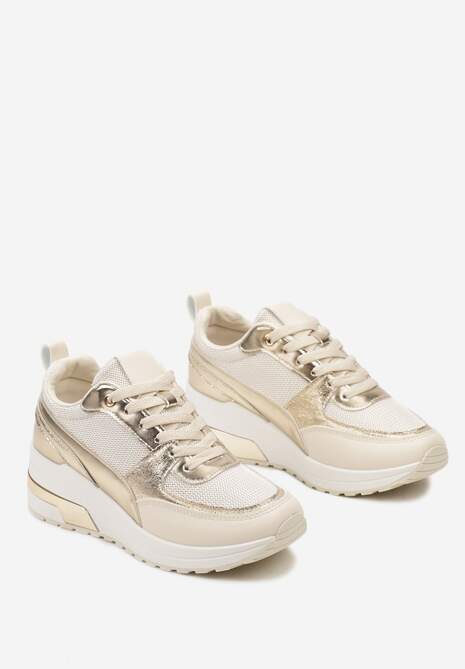 Beżowe Sneakersy na Niewysokim Koturnie z Metalicznymi Naszywkami Swerdia