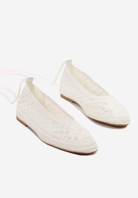 Białe Balerinki Vices z Szydełkową Cholewką i Wiązaniem Wokół Kostki Ernelia