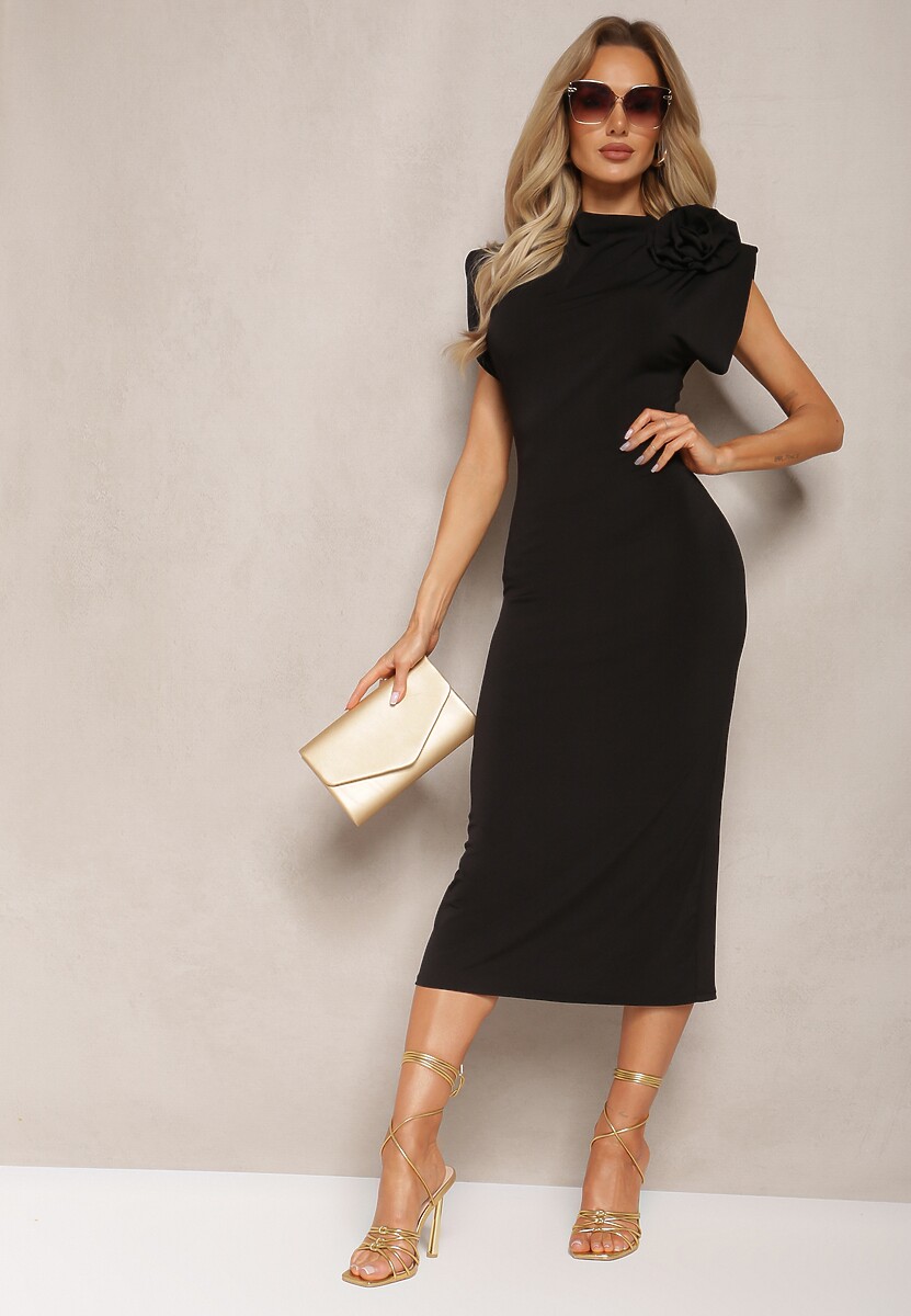 Czarna Dopasowana Sukienka Midi z Kwiatkiem w Postaci Broszki Olivetta