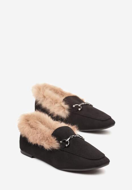 Czarne Mokasyny na Płaskiej Podeszwie Ozdobione Klamrą i Futerkiem Sanindra