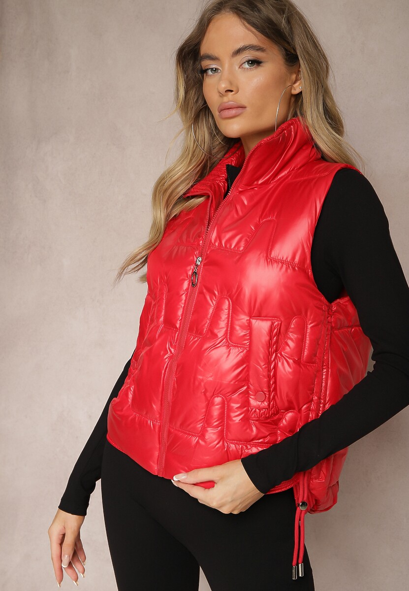 Czerwona Kamizelka Pikowana Ozdobiona Troczkami i Stójką Terinora