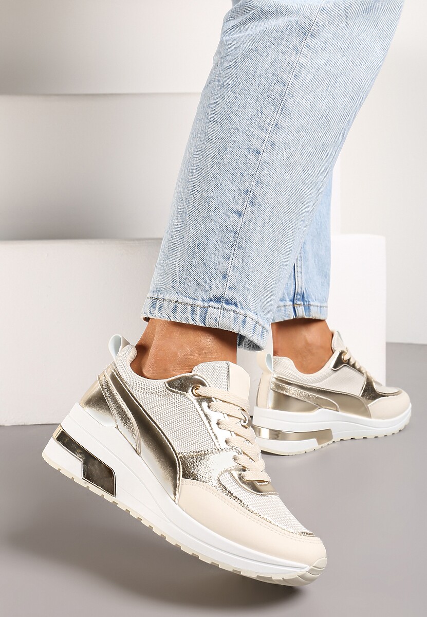 Beżowe Sneakersy na Niewysokim Koturnie z Metalicznymi Naszywkami Swerdia