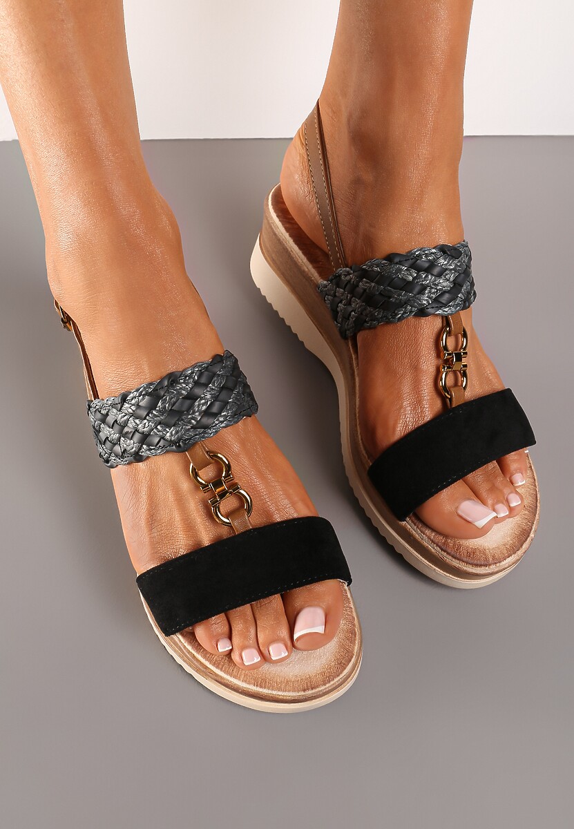 Czarne Sandały na Koturnie Ozdobione Plecionymi Paskami i Metalową Ozdobą Zapinane przy Kostce Moongreta