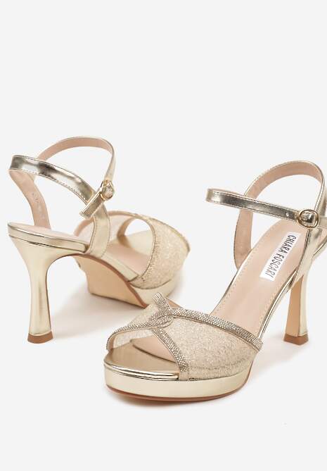 Złote Sandały na Szpilce Ozdobione Motywem Cyrkonii i Koronki Fodinna