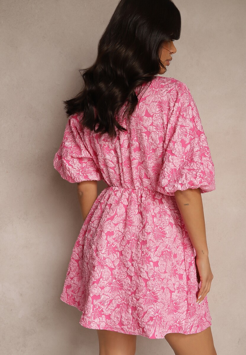 Różowa Sukienka o Rozkloszowanym Fasonie z Tłoczonym Wzorem i Rękawami Nietoperz Farinose