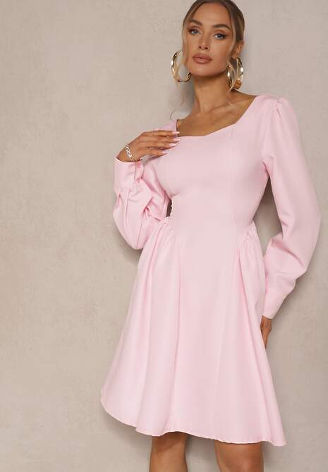 Różowa Sukienka o Rozkloszowanym Kroju Ozdobiona Kwadratowym Dekoltem Katirva