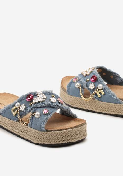 Jasnoniebieskie Klapki na Niskiej Platformie z Plecionki Bogato Zdobione Perłami i Cyrkoniami Ralara