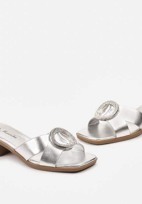 Srebrne Klapki na Słupku Ozdobione Okrągłą Klamrą z Cyrkoniami Lulila
