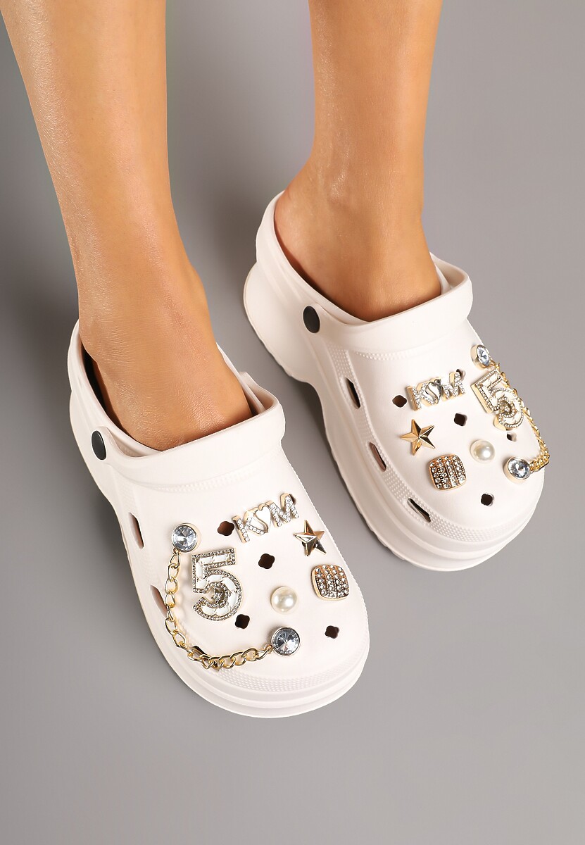 Białe Klapki na Platformie Ozdobione Aplikacjami i Perełkami Heleldi