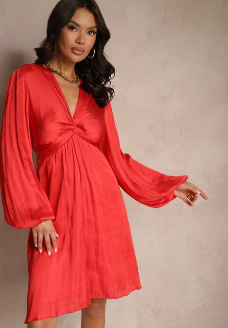 Czerwona Sukienka o Rozkloszowanym Kroju z Plisami i Marszczeniem Alaretia