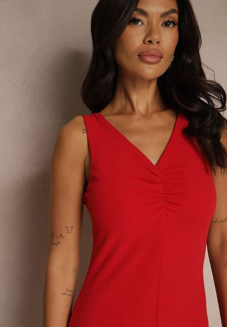 Czerwona Sukienka z Wiskozą o Dopasowanym Kroju z Marszczeniem Tilorrea