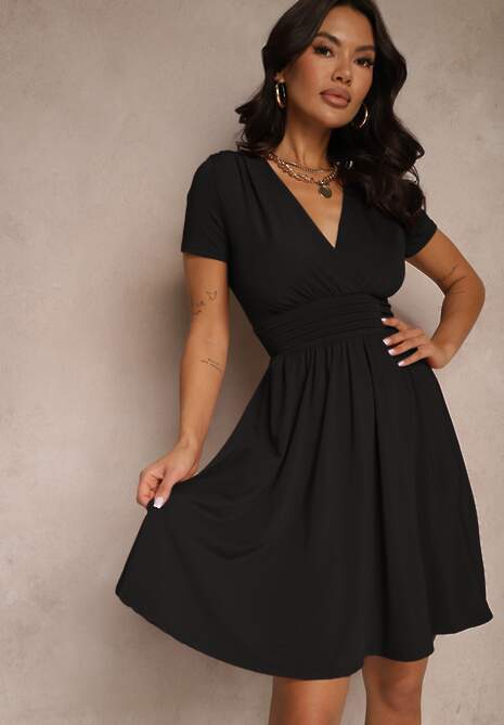 Czarna Marszczona Sukienka z Wiskozą o Rozkloszowanym Kroju Kopertowym Adivlia