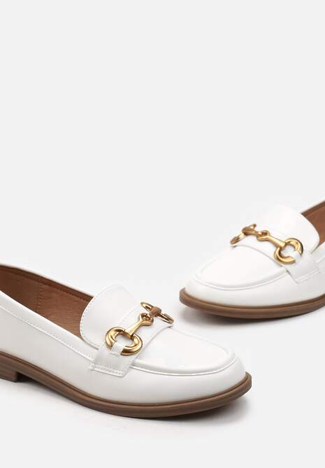 Białe Mokasyny z Ekoskóry na Płaskiej Podeszwie Ozdobione Klamrą i Przeszyciami Fiviaha