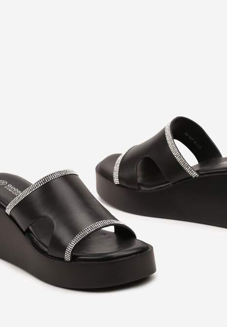 Czarne Klapki na Platformie i Koturnie z Szerokim Paskiem z Wycięciami i Cyrkoniami Giannia