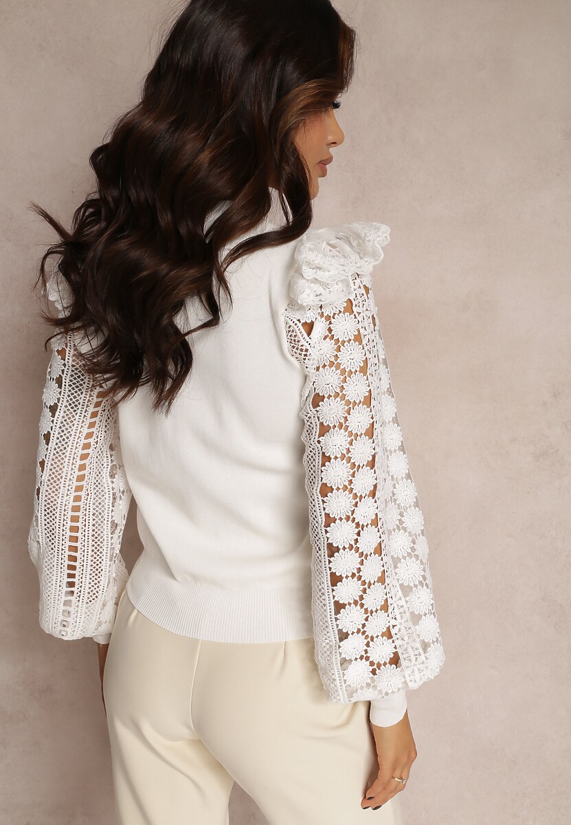 Biały Sweter Dzianinowy z Falbankami i Ażurowym Zdobieniem Halni
