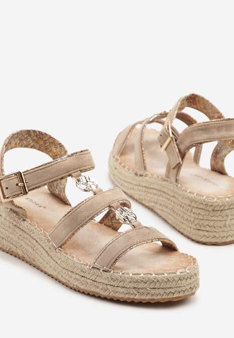 Ciemnobeżowe Sandały z Metalowymi Ozdobami i Plecionką na Podeszwie Karauri