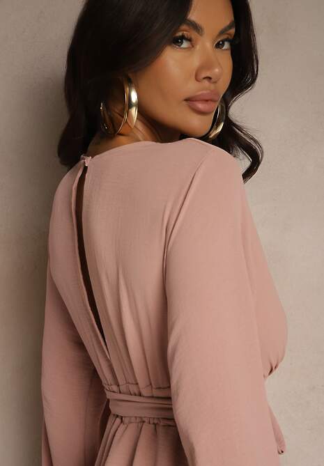 Ciemnoróżowa Rozkloszowana Sukienka Kombinezon z Kopertowym Dekoltem i Falbanką Vomitta