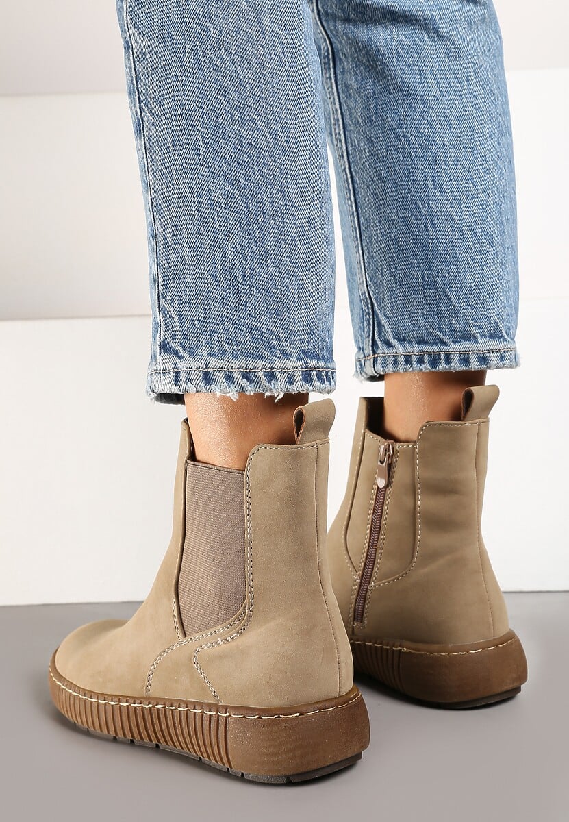 Ciemnobeżowe Botki Sztyblety na Płaskiej Podeszwie Ozdobionej Tłoczeniem Lemitana