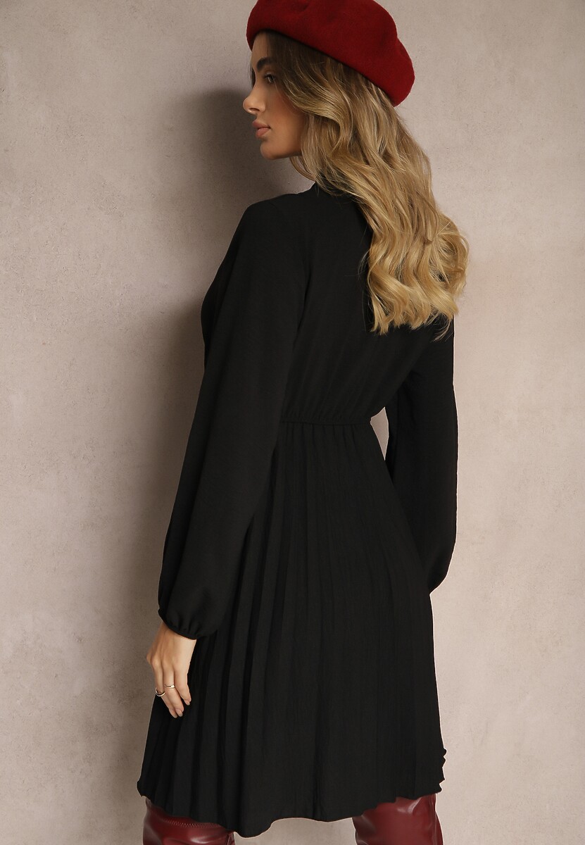 Czarna Plisowana Sukienka o Eleganckim Kroju z Wiązaniem przy Dekolcie i Gumką w Pasie Belorinda