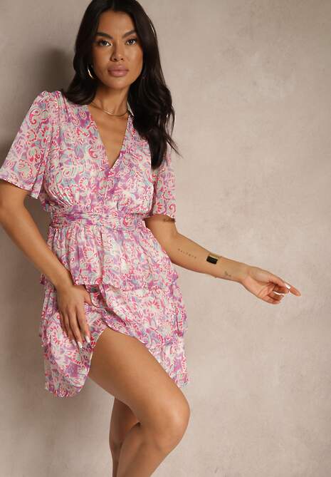 Różowa Sukienka Ozdobiona Abstrakcyjnym Wzorem i Falbanami Rinacea