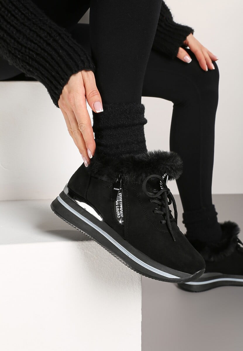 Czarne Sneakersy na Płaskiej Podeszwie z Napisem i Futerkiem Taricea