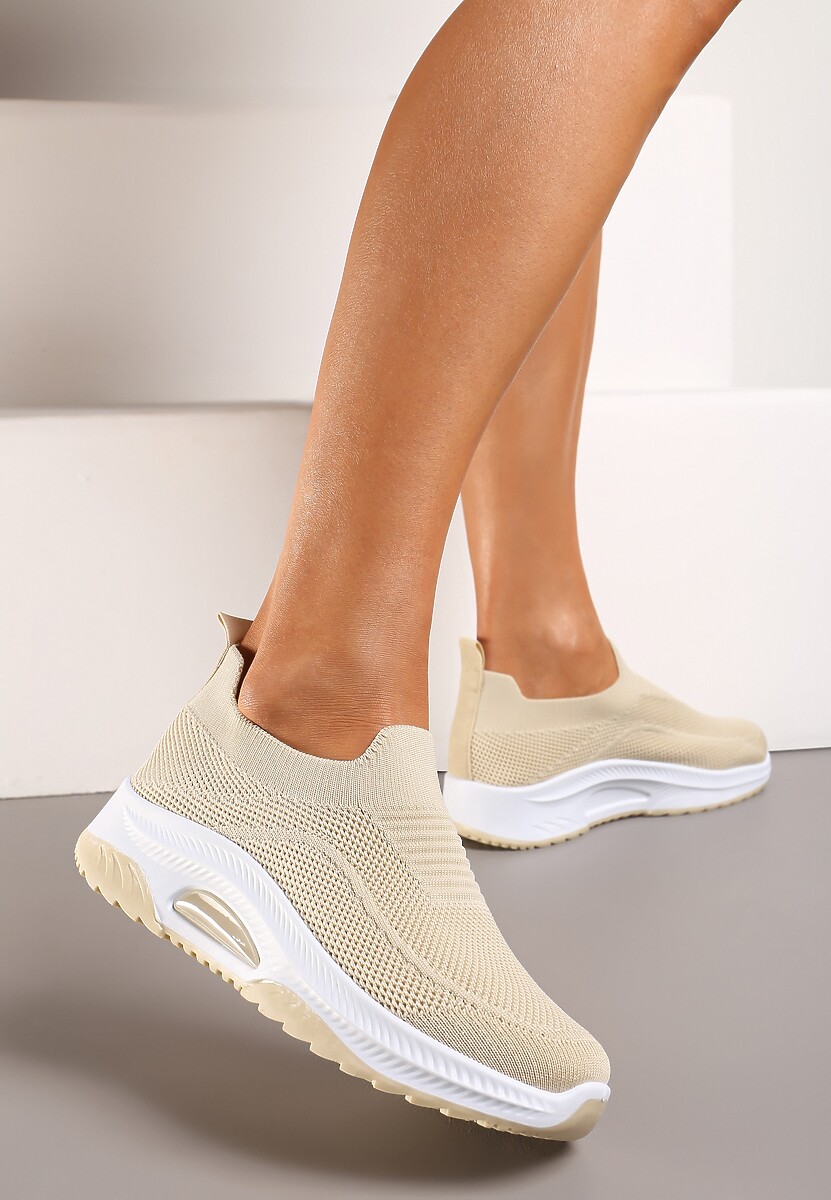 Beżowe Casualowe Buty Sportowe na Grubszej Podeszwie Ozdobione Perforacją Fiovena