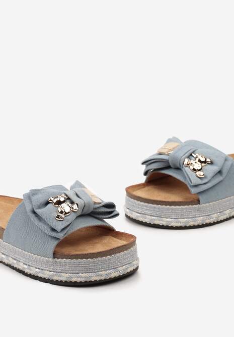 Jasnoniebieskie Klapki na Ozdobnej Podeszwie z Kokardą i Metalicznymi Detalami Silgara