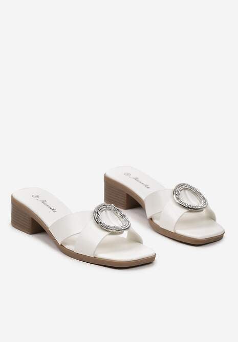 Białe Klapki na Słupku Ozdobione Okrągłą Klamrą z Cyrkoniami Lulila