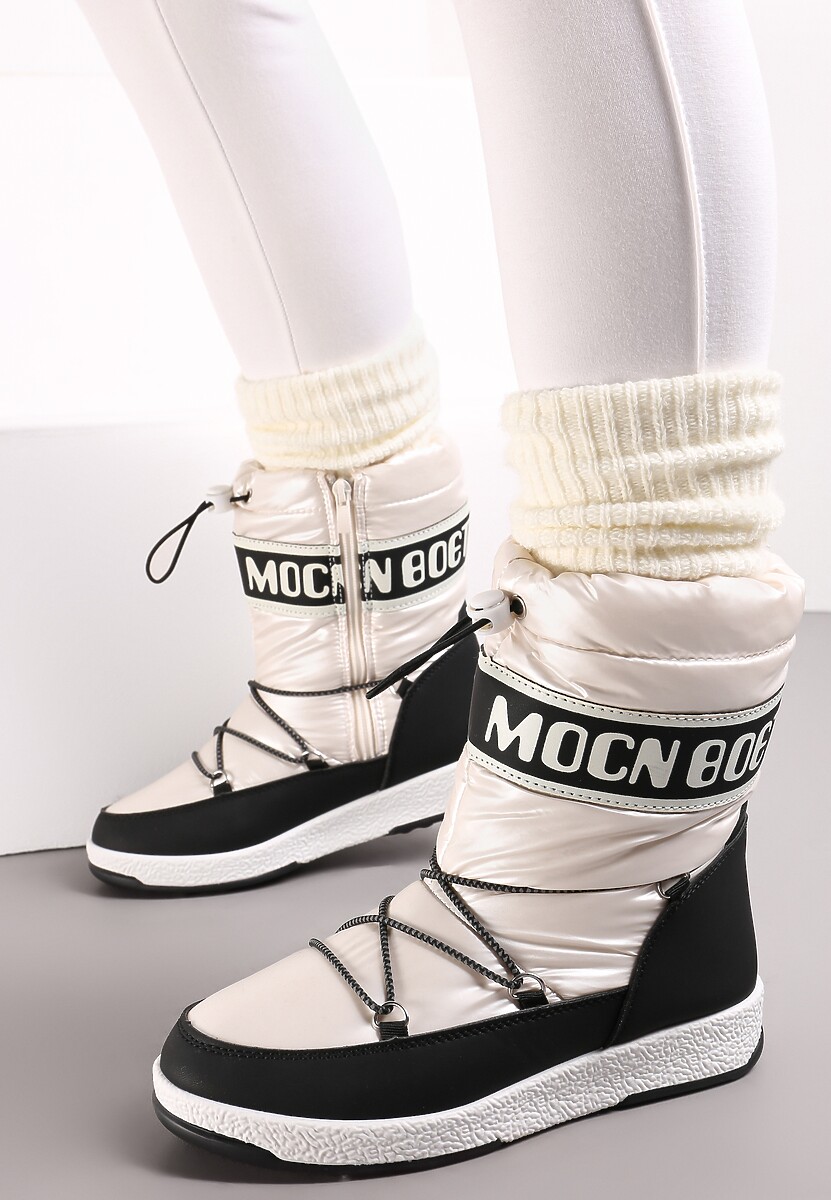 Białe Płaskie Śniegowce Mocno Ocieplone ze Sztucznym Futerkiem Ozdobione Taśmą i Napisem oraz Troczkiem Arenu