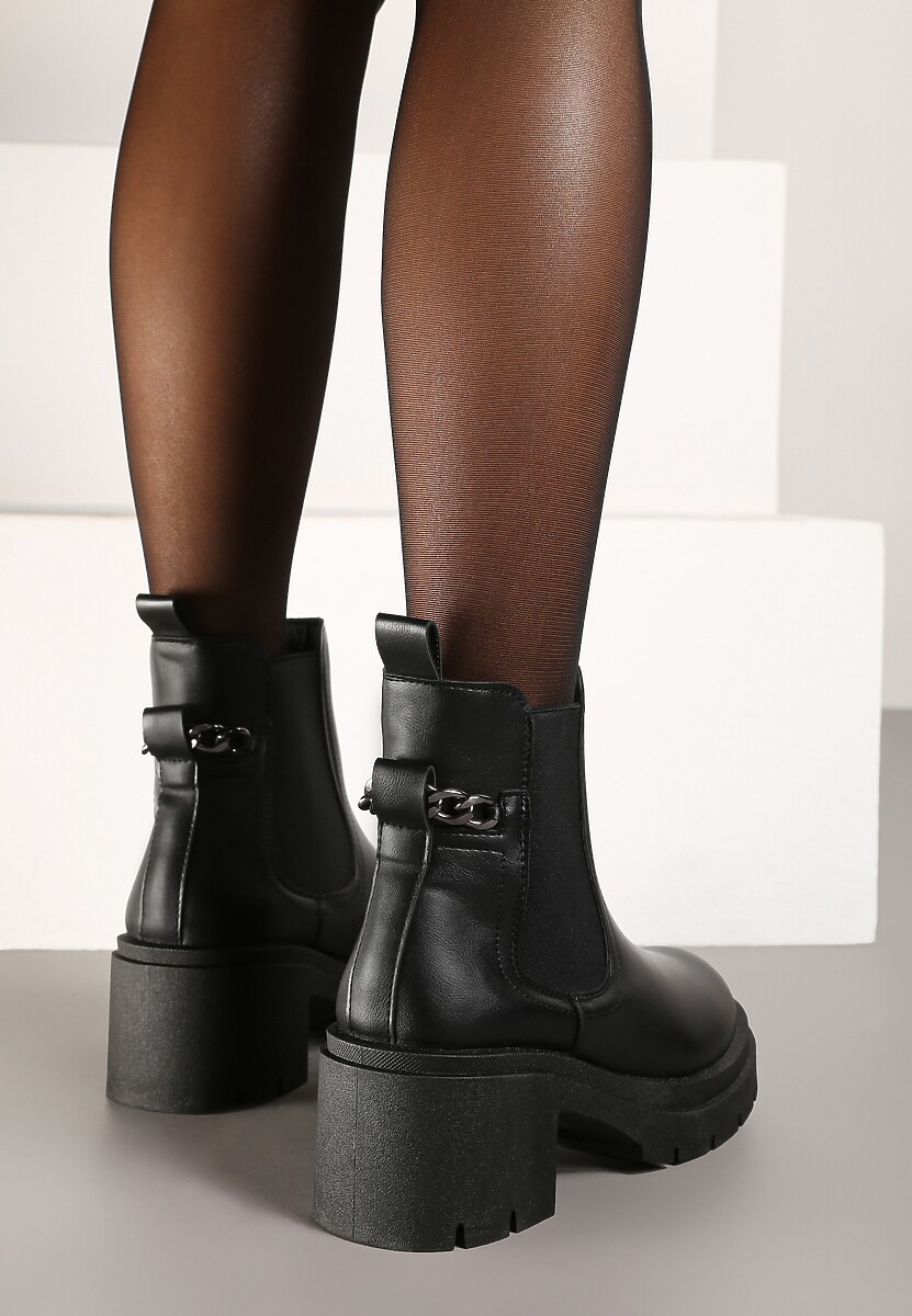 Czarne Botki Sztyblety na Słupku z Protektorem i Ozdobnym Łańcuchem Shalise