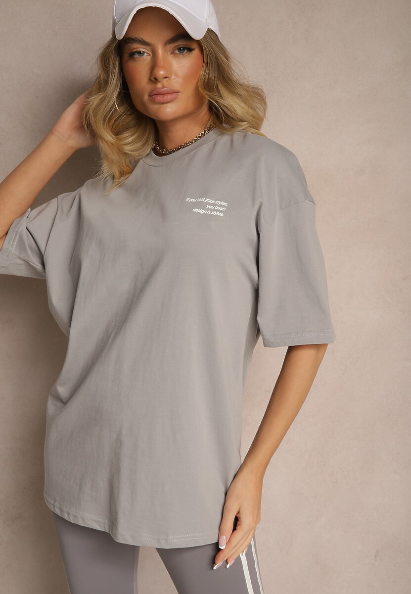 Szara Koszulka o Fasonie T-shirt z Napisami Na Plecach i na Przodzie Seninora