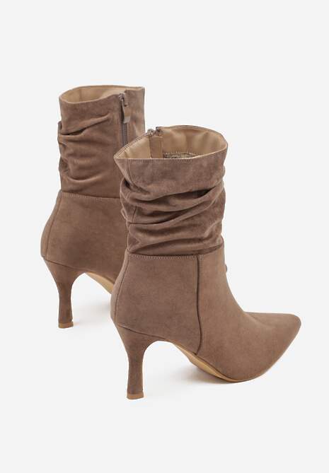 Ciemnobeżowe Marszczone Botki Vices z Ekozamszu na Niskim Obcasie Typu Szpilka Savalith
