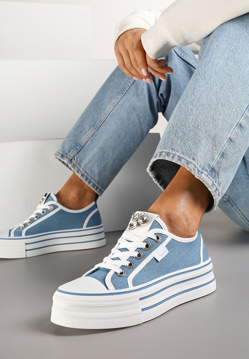 Niebieskie Trampki na Platformie z Biżuteryjną Aplikacją Flortewis