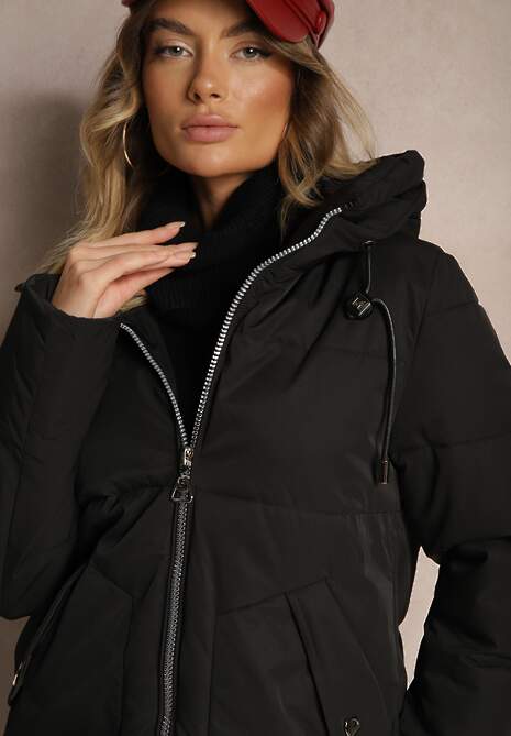 Czarna Kurtka z Pikowaniem o Prostym Fasonie z Kapturem Kieszeniami i Ozdobnym Suwakiem Mirimae