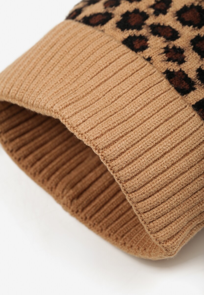 Beżowa Panterkowa Czapka Ozdobiona Wywinięciem i Pomponem Tamiela