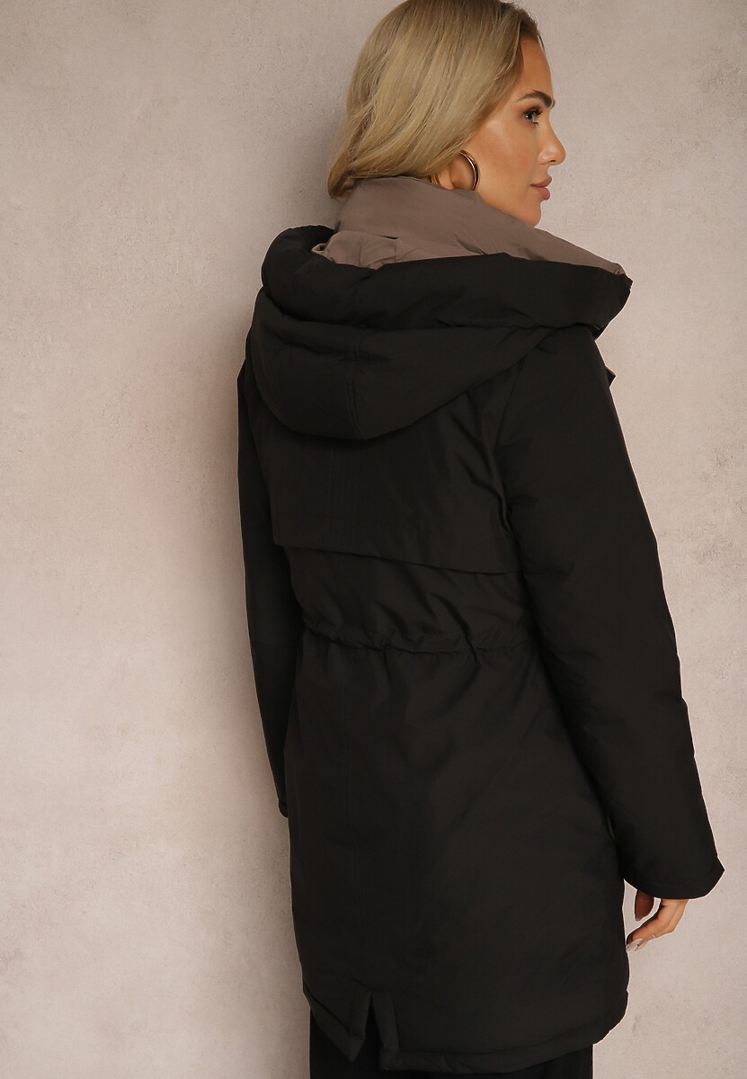 Czarna Kurtka Parka ze Ściągaczami w Talii i Kapturem Zdobiona Zawieszką Zeriena