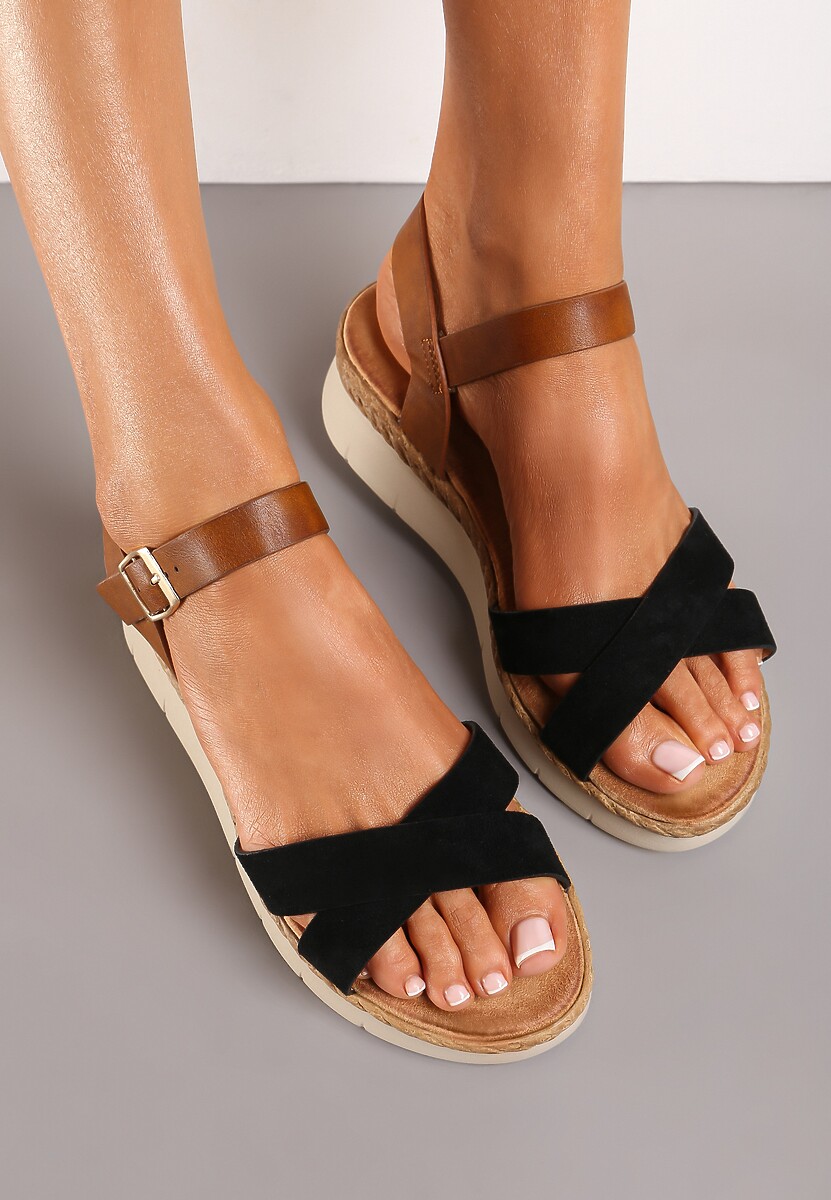 Czarne Sandały z Przeplatanymi Paskami o Metalicznym Połysku na Niskim Koturnie ze Sprzączką Urines