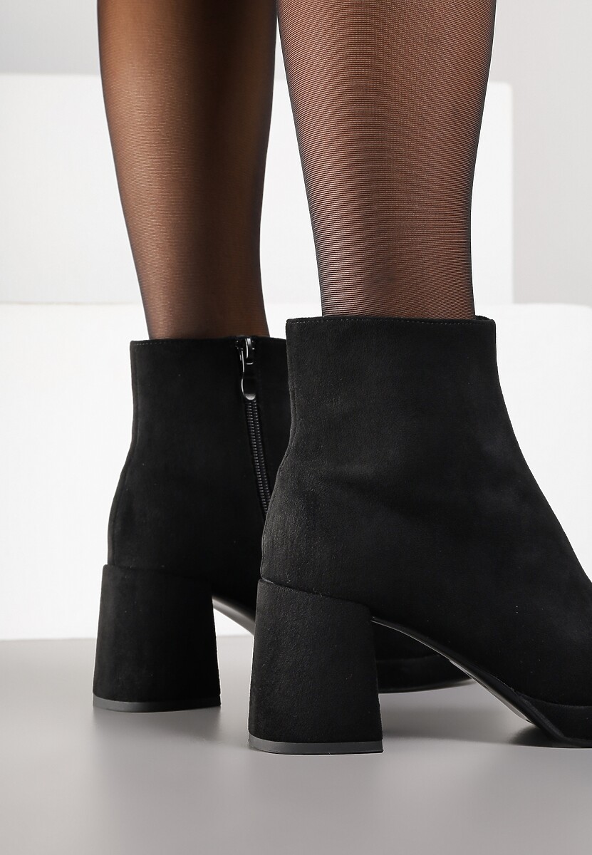 Czarne Botki Vices do Kostki z Imitacji Zamszu na Słupkowym Obcasie Vedvira