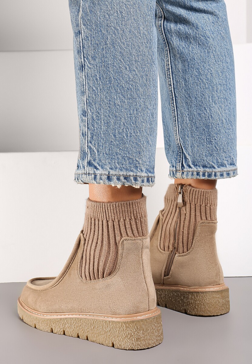 Ciemnobeżowe Ekozamszowe Botki z Prążkowaną Dopasowaną Cholewką na Niskim Koturnie Manzina