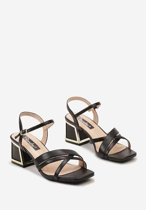 Czarne Sandały na Słupku z Metaliczną Wstawką Noskiem w Kwadrat i Sprzączką Isacarda