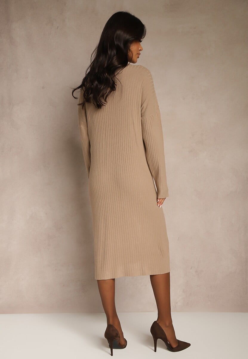 Beżowa Sukienka Sweterkowa z Wiskozą Ozdobiona Metaliczną Broszką Titavea
