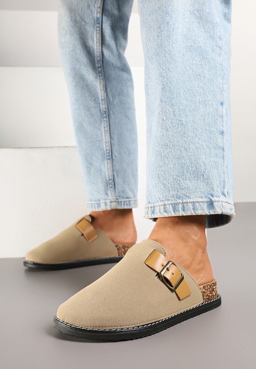 Ciemnobeżowe Klapki Typu Chodaki z Paskiem ze Sprzączką Aleritea