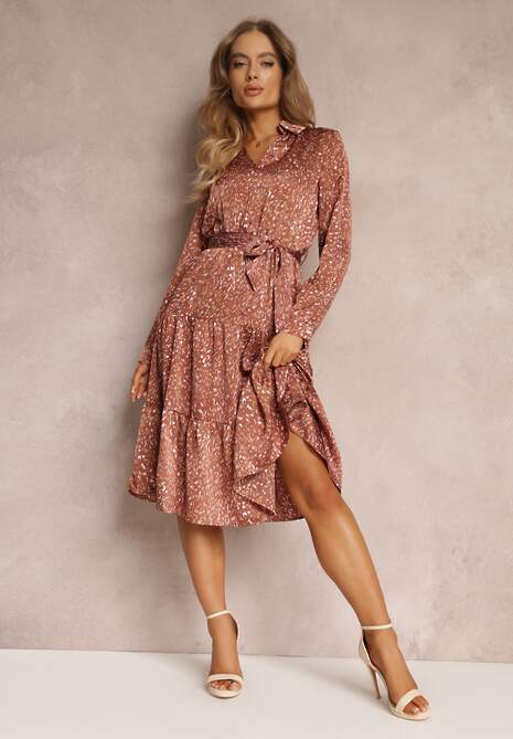 Jasnobrązowa Sukienka z Kołnierzykiem Wiązanym Paskiem i Falbankami na Dole Mezujok