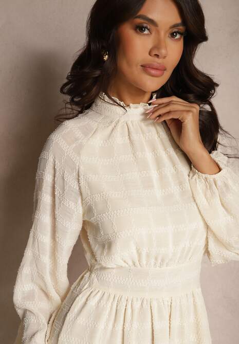 Jasnobeżowa Rozkloszowana Sukienka ze Stójką i Gumką w Talii Zdobiona Metaliczną Nicią Vencira