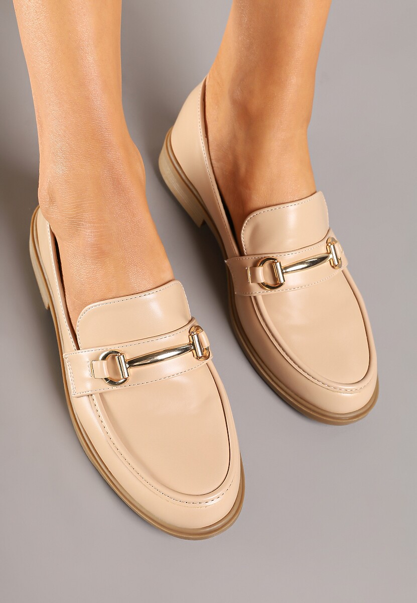 Beżowe Mokasyny w Klasycznym Stylu Zdobione Metaliczną Aplikacją Ralvia